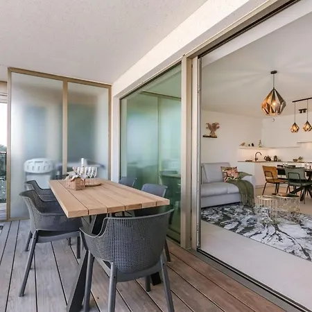 Huswell - Modern With South Facing Terrace Apartment