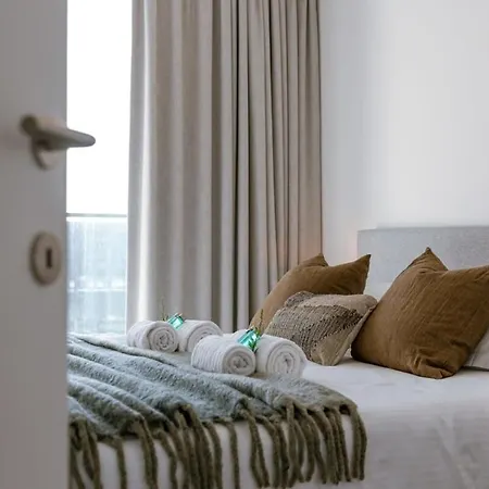 Huswell - Modern With South Facing Terrace Apartment *