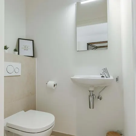 Huswell - Modern With South Facing Terrace *